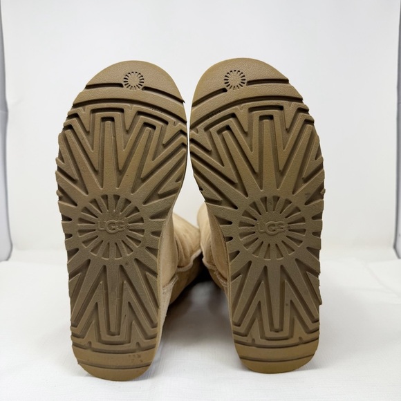 UGG Bailey Button Triplet ll Tan Winter Boots with Sheepskin Lining size 10 - Picture 6 of 15
